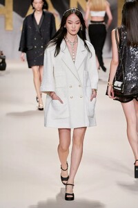 defile-chanel-printemps-ete-2022-paris-look-11.thumb.jpg.3ec3ab8236512eeb30e4e7f242da33c6.jpg