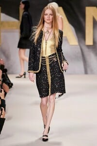 defile-chanel-printemps-ete-2022-paris-look-15.thumb.jpg.308473352eb0ed5ecd6f690b00cb037b.jpg