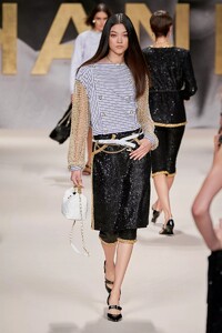 defile-chanel-printemps-ete-2022-paris-look-20.thumb.jpg.6a36199d6067f172bfc76e5cc2e6d25b.jpg