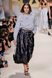 defile-chanel-printemps-ete-2022-paris-look-21.thumb.jpg.c9bacf25887021931a237b1f32d63aa7.jpg