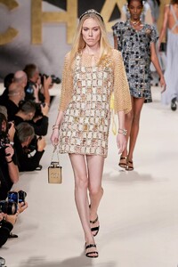 defile-chanel-printemps-ete-2022-paris-look-27.thumb.jpg.a33733c8820dbd0afe1bb06300b301df.jpg