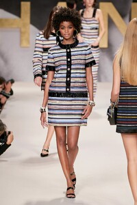 defile-chanel-printemps-ete-2022-paris-look-33.thumb.jpg.b62adc005dd6af261f008e22fd97d7ab.jpg