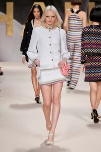 defile-chanel-printemps-ete-2022-paris-look-38.thumb.jpg.7c7ebdc34e77f64b4742d436f1569de5.jpg