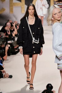 defile-chanel-printemps-ete-2022-paris-look-39.thumb.jpg.cf9609a8966817b609a12a7e06651f35.jpg