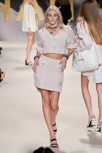 defile-chanel-printemps-ete-2022-paris-look-41.thumb.jpg.c27b99af919e3d7e60a4cf51b820033b.jpg