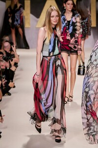 defile-chanel-printemps-ete-2022-paris-look-70.thumb.jpg.c697b05d45e5c1e57f445284f67c1f66.jpg
