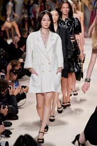 defile-chanel-printemps-ete-2022-paris-look-76.thumb.jpg.42b5413cc21f404bd155ab02bdf6672b.jpg