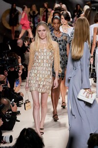 defile-chanel-printemps-ete-2022-paris-look-78.thumb.jpg.493a8bd009cb193882aff2f7e94b1284.jpg