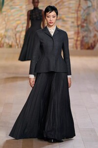 defile-christian-dior-automne-hiver-2021-2022-paris-look-11.thumb.jpg.4daa63d270a84067fdf152d448a5e0e7.jpg