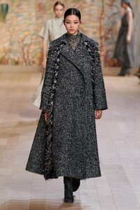 defile-christian-dior-automne-hiver-2021-2022-paris-look-14.thumb.jpg.48905d3e91bc2a5653adf62ecb58dd83.jpg