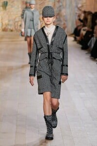 defile-christian-dior-automne-hiver-2021-2022-paris-look-21.thumb.jpg.1a9e235575cb3893b37e68d02c01aa02.jpg