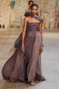 defile-christian-dior-automne-hiver-2021-2022-paris-look-70.thumb.jpg.dd4801875907b22f3ab9a44072bd1e68.jpg