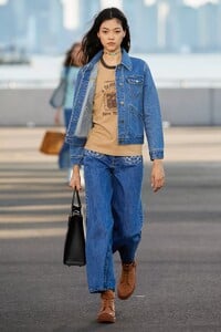 defile-coach-printemps-ete-2022-new-york-look-38.thumb.jpg.3c372bc3f4ee739deaee0913e798bb9d.jpg