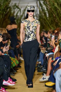 defile-coperni-printemps-ete-2022-paris-look-7.thumb.jpg.6d4303fd43c6bf9e0a5ad779529dd031.jpg