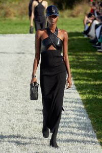 defile-courreges-printemps-ete-2022-paris-look-33.thumb.jpg.3fb9a4c947e3bfe1548ffd7b619ca9b2.jpg