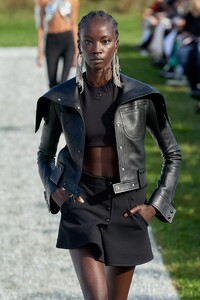 defile-courreges-printemps-ete-2022-paris-look-50.thumb.jpg.983972419b3bec7684880e539a74d1da.jpg