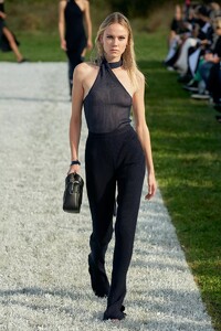 defile-courreges-printemps-ete-2022-paris-look-57.thumb.jpg.5ad23eea4d5b5e6ec8aa55489c3216bb.jpg