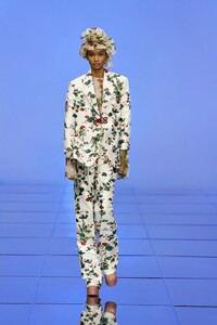 defile-del-core-printemps-ete-2022-milan-look-12.thumb.jpg.a89b5de5730207707db5919484d8426a.jpg