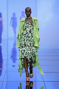 defile-del-core-printemps-ete-2022-milan-look-4.thumb.jpg.9db521e8667bef4d60062515fa8b0d37.jpg