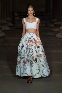 defile-erdem-printemps-ete-2022-londres-look-31.thumb.jpg.7ca9ab359dd384012454fdfc8448fc67.jpg