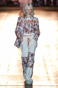 defile-etro-printemps-ete-2022-milan-look-1.thumb.jpg.b0779e84718bdf28de5ff805b8611ece.jpg