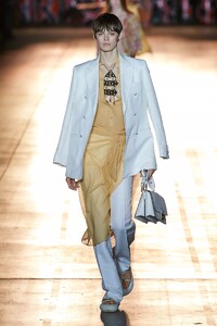 defile-etro-printemps-ete-2022-milan-look-11.thumb.jpg.6cf8cdb779a0f354856af539429b79e9.jpg