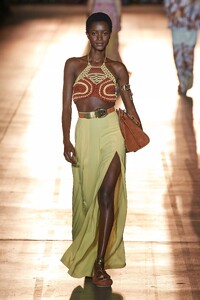 defile-etro-printemps-ete-2022-milan-look-13.thumb.jpg.983bd0158fa3734d8a7ecee65452ab81.jpg