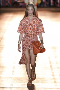 defile-etro-printemps-ete-2022-milan-look-2.thumb.jpg.6595f622149f5569735f3191d5d3d100.jpg