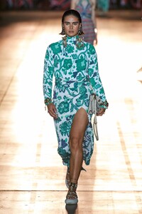 defile-etro-printemps-ete-2022-milan-look-21.thumb.jpg.847e3ce176052213463c0fc585eac620.jpg