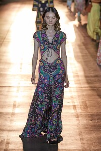 defile-etro-printemps-ete-2022-milan-look-26.thumb.jpg.fc4243e0a5c014a2726b17cc8075462e.jpg