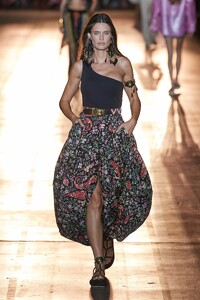 defile-etro-printemps-ete-2022-milan-look-29.thumb.jpg.6373daa1e64bbfa49b85cfaed14df9d2.jpg