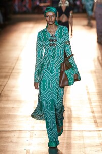 defile-etro-printemps-ete-2022-milan-look-35.thumb.jpg.61417719e949221b0972fbb454dbc4b3.jpg