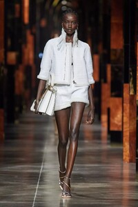 defile-fendi-printemps-ete-2022-milan-look-11.thumb.jpg.8a33a4d23a01f73b06e375d015827468.jpg
