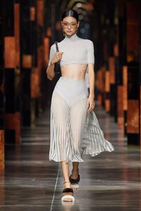 defile-fendi-printemps-ete-2022-milan-look-16.thumb.jpg.26f32298694e80ea320833f8c6572b45.jpg