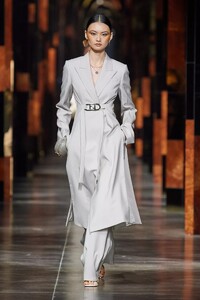 defile-fendi-printemps-ete-2022-milan-look-17.thumb.jpg.0100bec9bfa0fd985f2a915aa4ca9f29.jpg