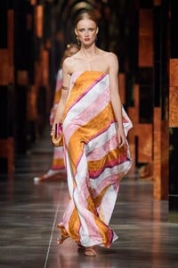 defile-fendi-printemps-ete-2022-milan-look-29.thumb.jpg.c4ec73170934b9e0267cc7359998003f.jpg