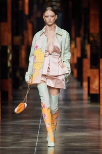 defile-fendi-printemps-ete-2022-milan-look-31.thumb.jpg.c946fc34da8db4b902b4e6f9088d307d.jpg