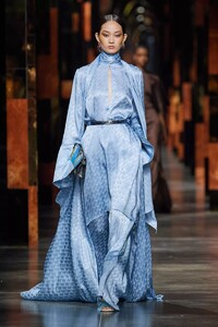 defile-fendi-printemps-ete-2022-milan-look-42.thumb.jpg.890fd41d97e88ea32a77bad76a7a9ace.jpg