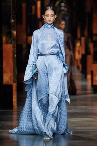 defile-fendi-printemps-ete-2022-milan-look-42.thumb.jpg.890fd41d97e88ea32a77bad76a7a9ace.jpg