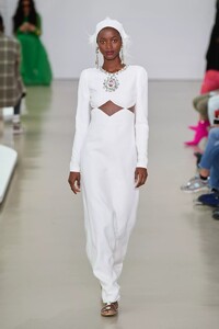 defile-giambattista-valli-printemps-ete-2022-paris-look-116.thumb.jpg.e2410df9f9143a389a5cc1d530c3de5a.jpg