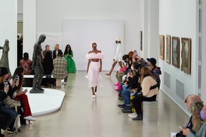 defile-giambattista-valli-printemps-ete-2022-paris-look-40.thumb.jpg.daa80c495a17080e4677a0ed530a04ee.jpg