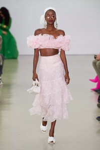 defile-giambattista-valli-printemps-ete-2022-paris-look-41.thumb.jpg.dbb767db26475ee005865a424612daf0.jpg