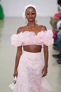 defile-giambattista-valli-printemps-ete-2022-paris-look-42.thumb.jpg.bd7a83b12b49b7044588f7a23a5c643c.jpg