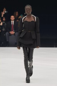 defile-givenchy-printemps-ete-2022-paris-look-5.thumb.jpg.bef72d3bb7ee89cfd4b4b309a315886d.jpg