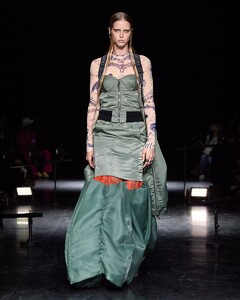 defile-jean-paul-gaultier-automne-hiver-2021-2022-paris-look-10.thumb.jpg.67b67ddd82321d495a8d5ebc266224f3.jpg