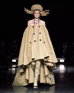 defile-jean-paul-gaultier-automne-hiver-2021-2022-paris-look-7.thumb.jpg.0f903e19f112f0a97347e5cdff02090b.jpg