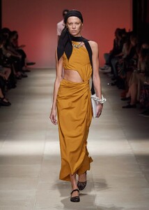 defile-salvatore-ferragamo-printemps-ete-2022-milan-look-33.thumb.jpg.840c4b04bc921f8b8d29f72c9db9af72.jpg