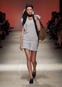 defile-salvatore-ferragamo-printemps-ete-2022-milan-look-36.thumb.jpg.fe1b2aaf6e6328ede648d84e073e8741.jpg