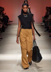 defile-salvatore-ferragamo-printemps-ete-2022-milan-look-45.thumb.jpg.224677b5ae7038dee937c3574828b354.jpg