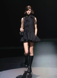 defile-valentino-automne-hiver-2021-2022-milan-look-57.thumb.jpg.9ebf1fa3cf69803436e70bf93b4a9323.jpg
